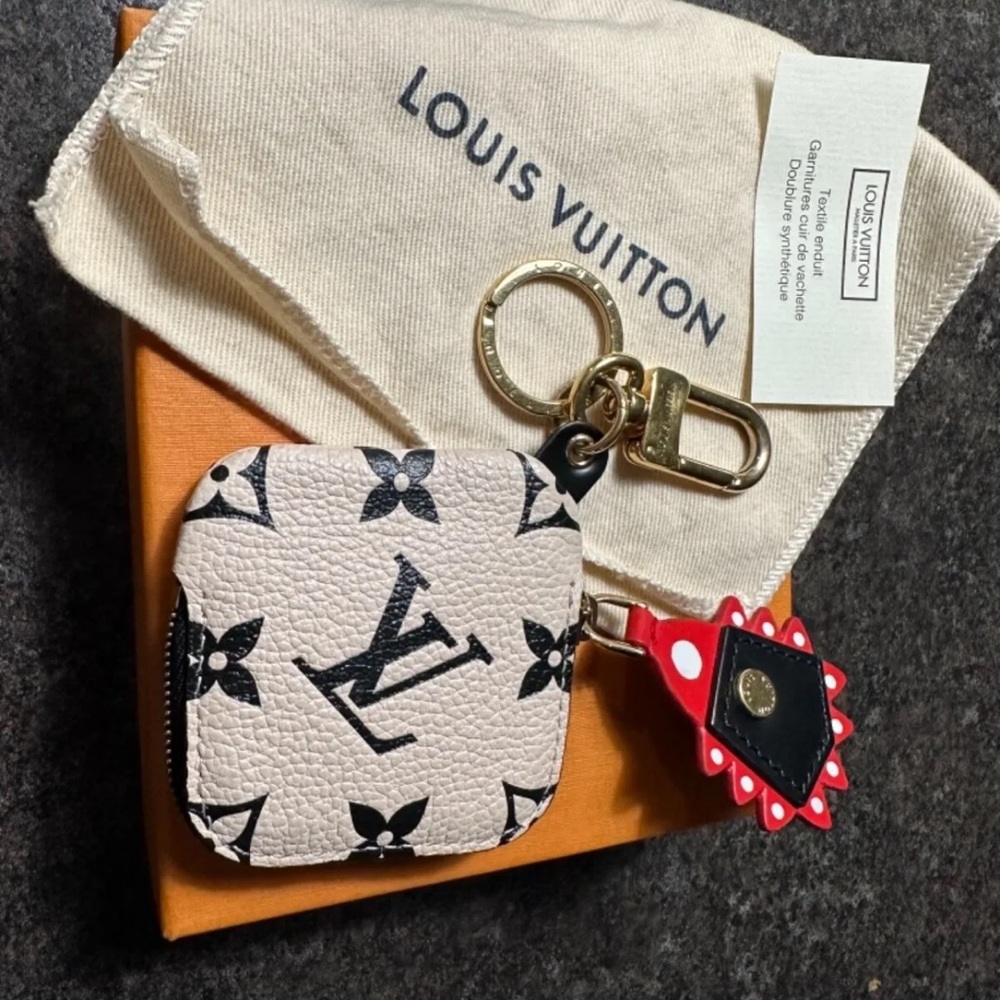 Louis Vuitton CRAFTY SQUARE POUCH BAG CHARM monogram KEY HOLDER keychain M69721 - Picture 2 of 2